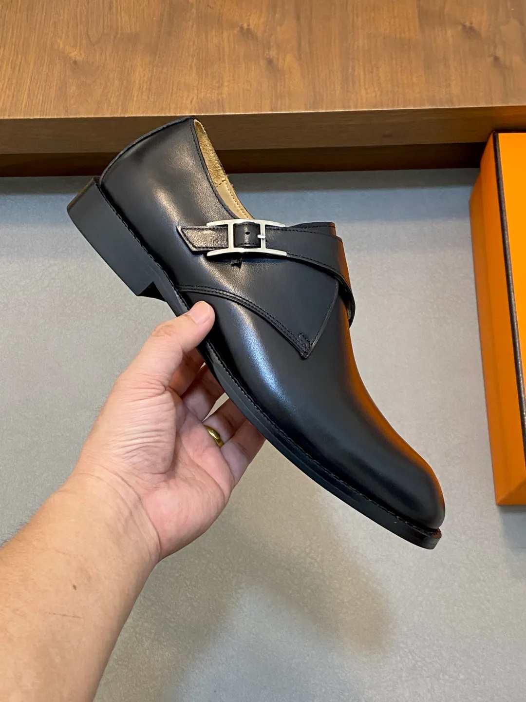 Men's shoes 💰780 HERMES/Hermès GAME slip-on loafers. These loafers are made of matte frosted calfskin. They are equipped with functional Kelly shoe buckles to easily create a fashionable urban style. They are equipped with genuine leather welts and lightweight grooved rubber foam outsole. They have genuine calfskin lining and silk-screen logo feet. They are slip-on design. They are novel and fashionable, with a handsome upper. Comes with a dust bag in the original box! Size: 39-40-41-42-43-44 standard leather shoe size (38/45 can be customized but does not support returns)
